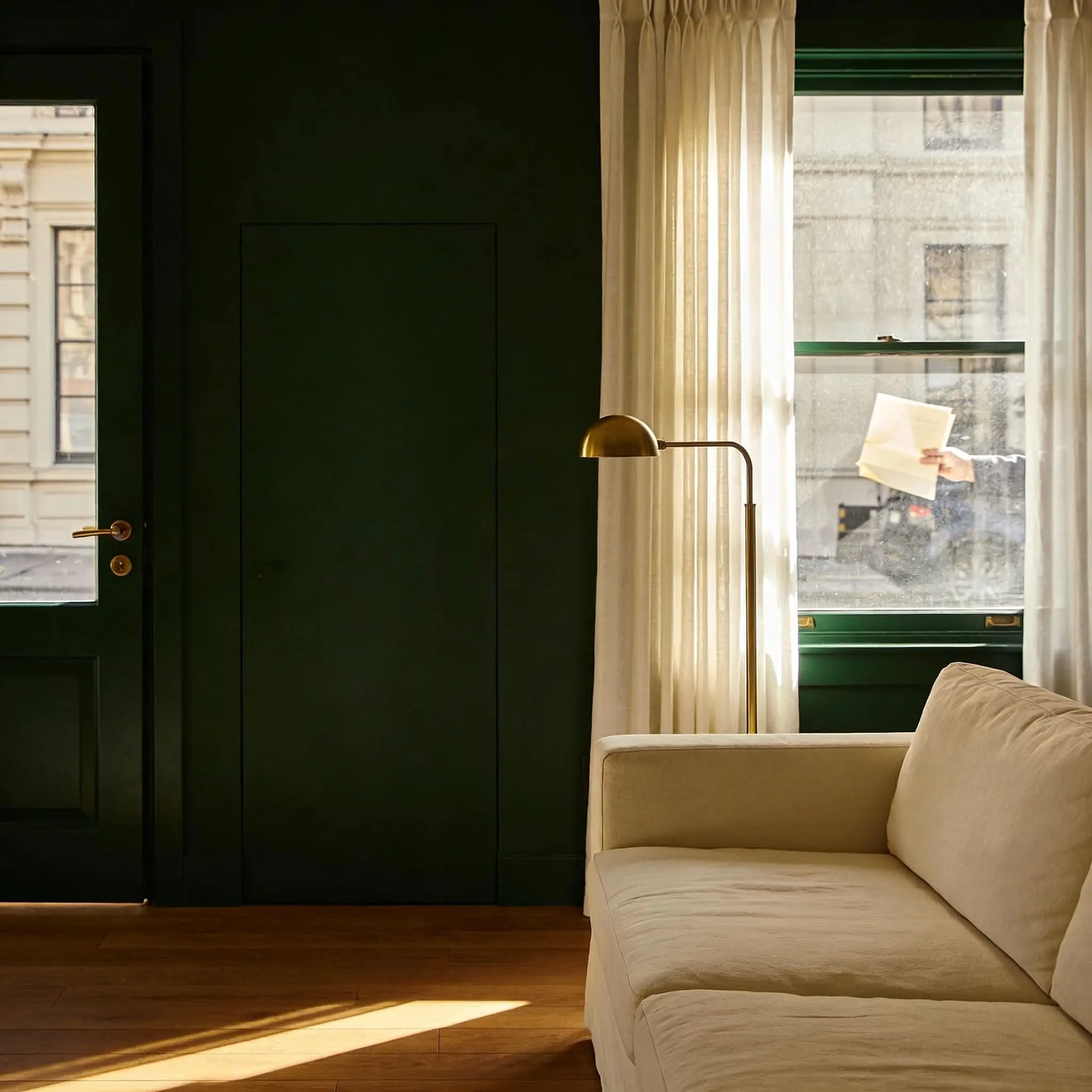Salón residencial elegante visto desde fuera. Una decisión pausada
